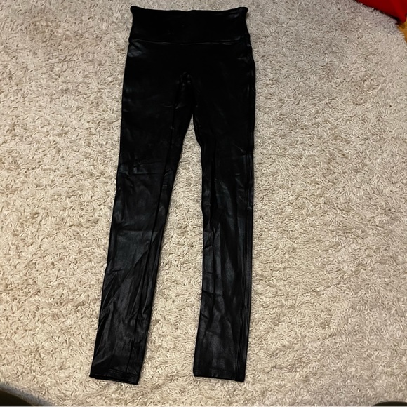 Spanxs women’s faux leather leggings size small - Picture 4 of 4